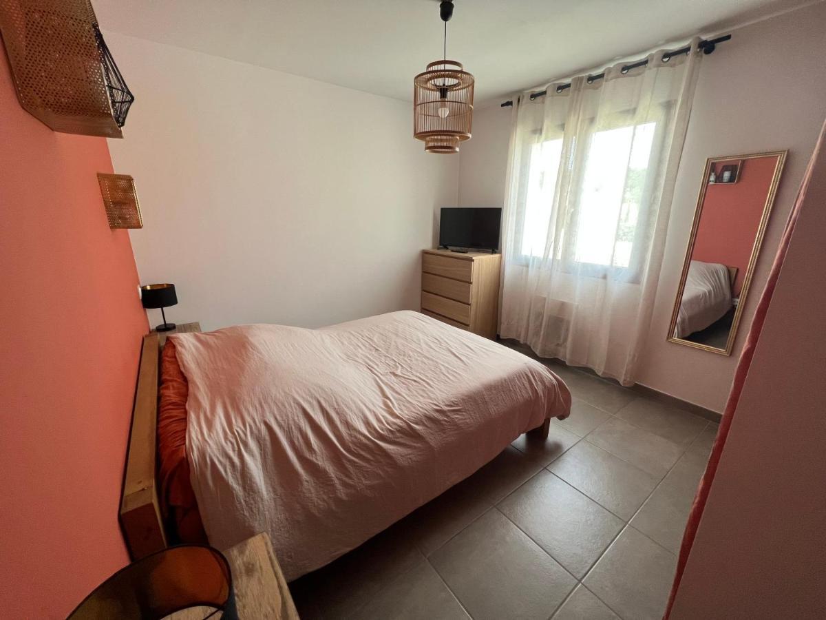 Agreable Villa Recente Au Coeur D'Un Charmant Petit Village Sernhac Exterior foto